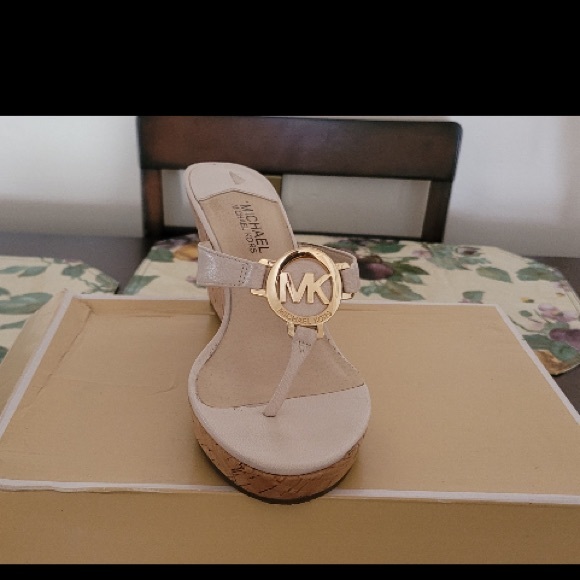 Beautiful wedge heel - Picture 1 of 3